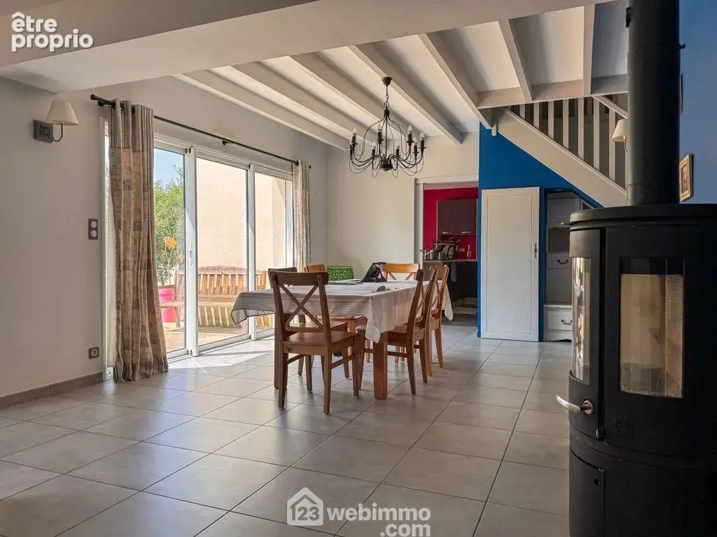 Un séjour lumineux, véritable c½ur de la maison, ouvert sur les espaces de vie.
