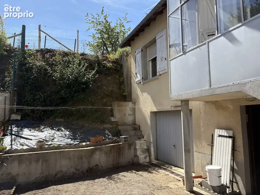 Saint-Yrieix-la-Perche : Maison de ville rénovée 2 pièces avec garage et jardin clos - photo 3