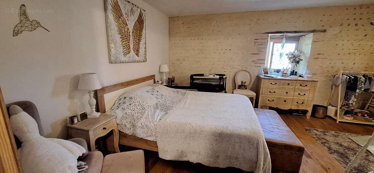 Chambre 4 à gauche de 23m2 accés bureau - Maison à TRIE-SUR-BAISE