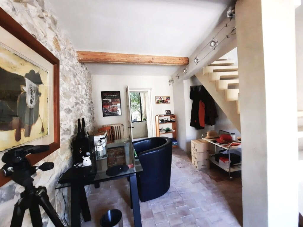 Maison à LA ROQUE-D&#039;ANTHERON