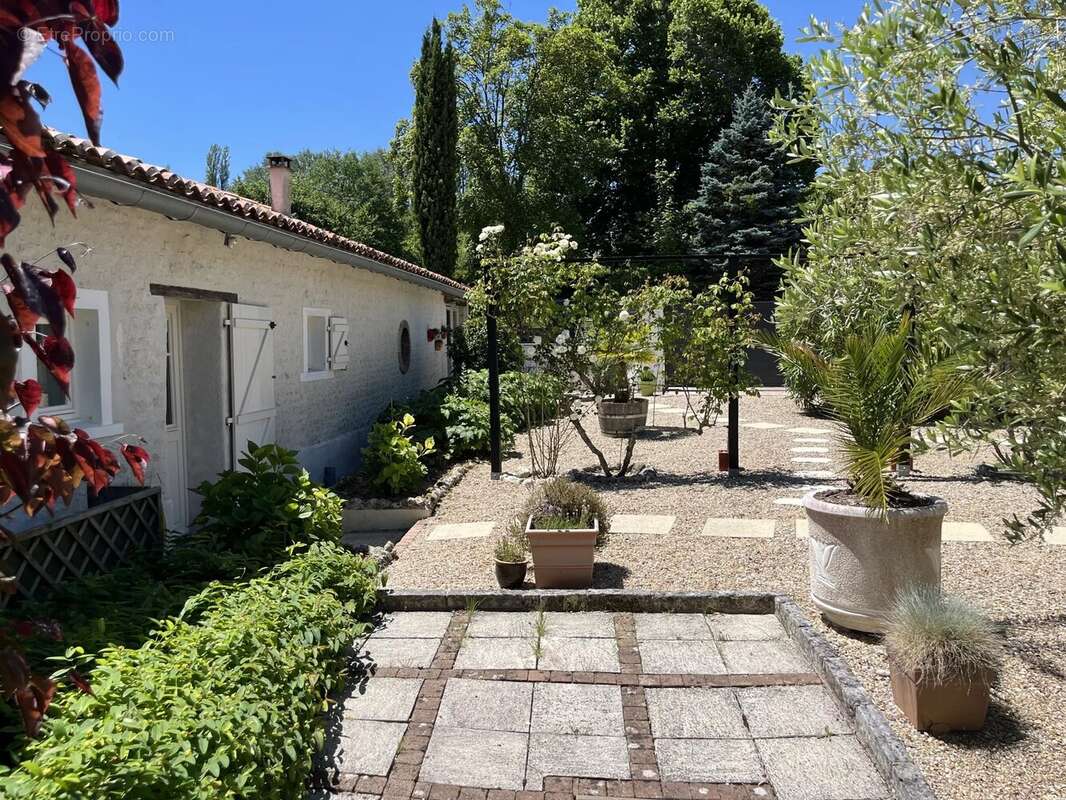 Maison à SAINT-LAURENT-DES-COMBES