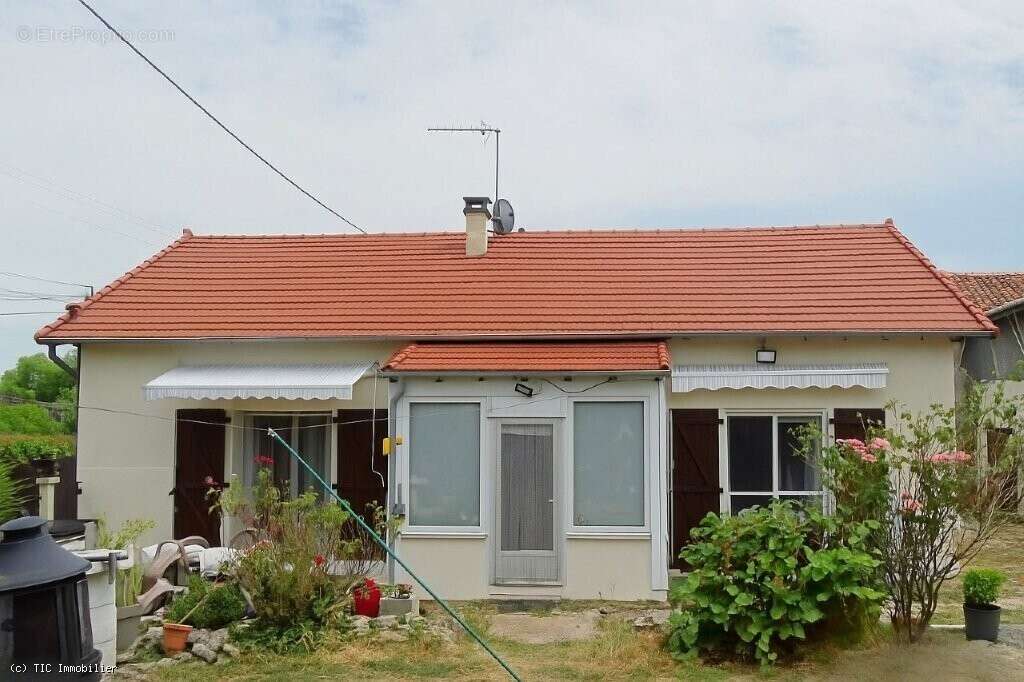 Maison à AIGRE