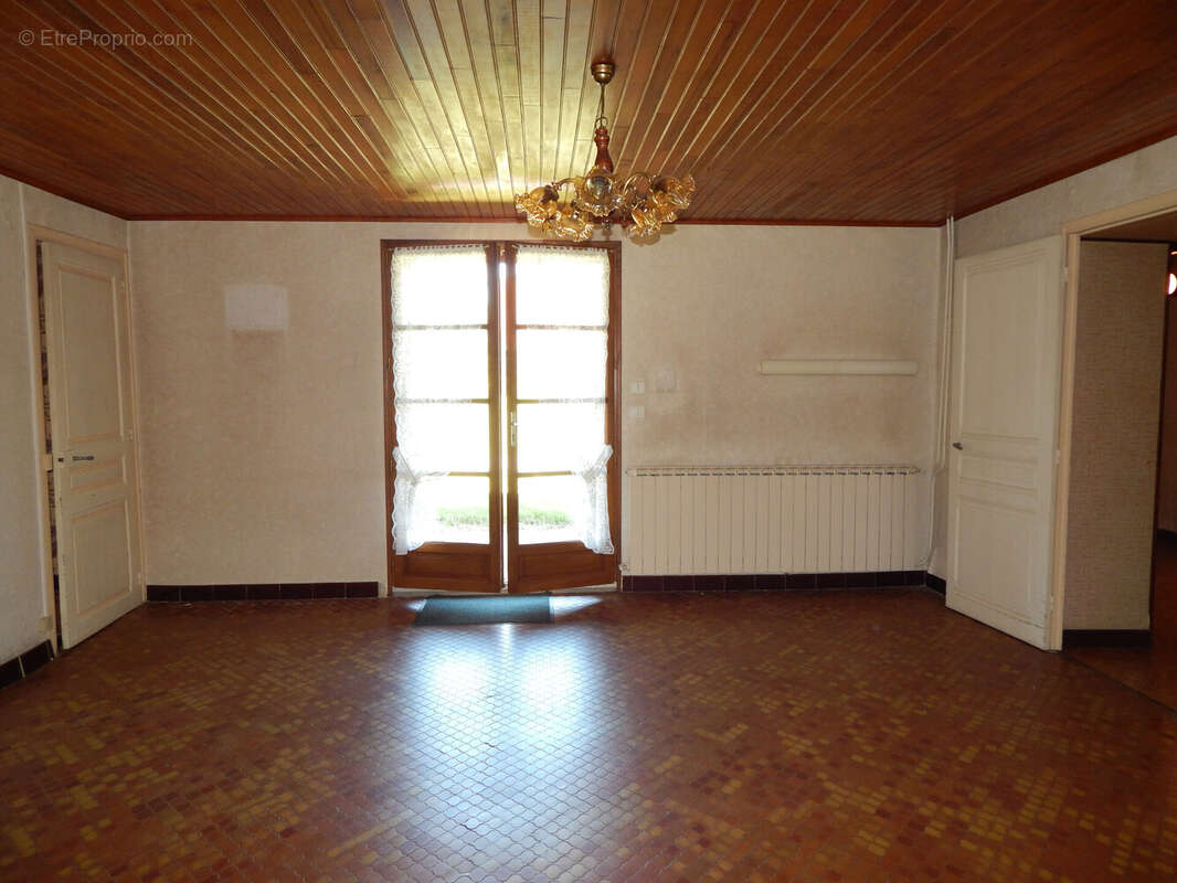 SALON 23.30 M² - Maison à BLETTERANS