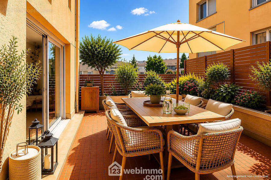 Une terrasse plein Sud de 25 m² pensée comme une véritable pièce de vie extérieure. - Appartement à SAINTE-MAXIME