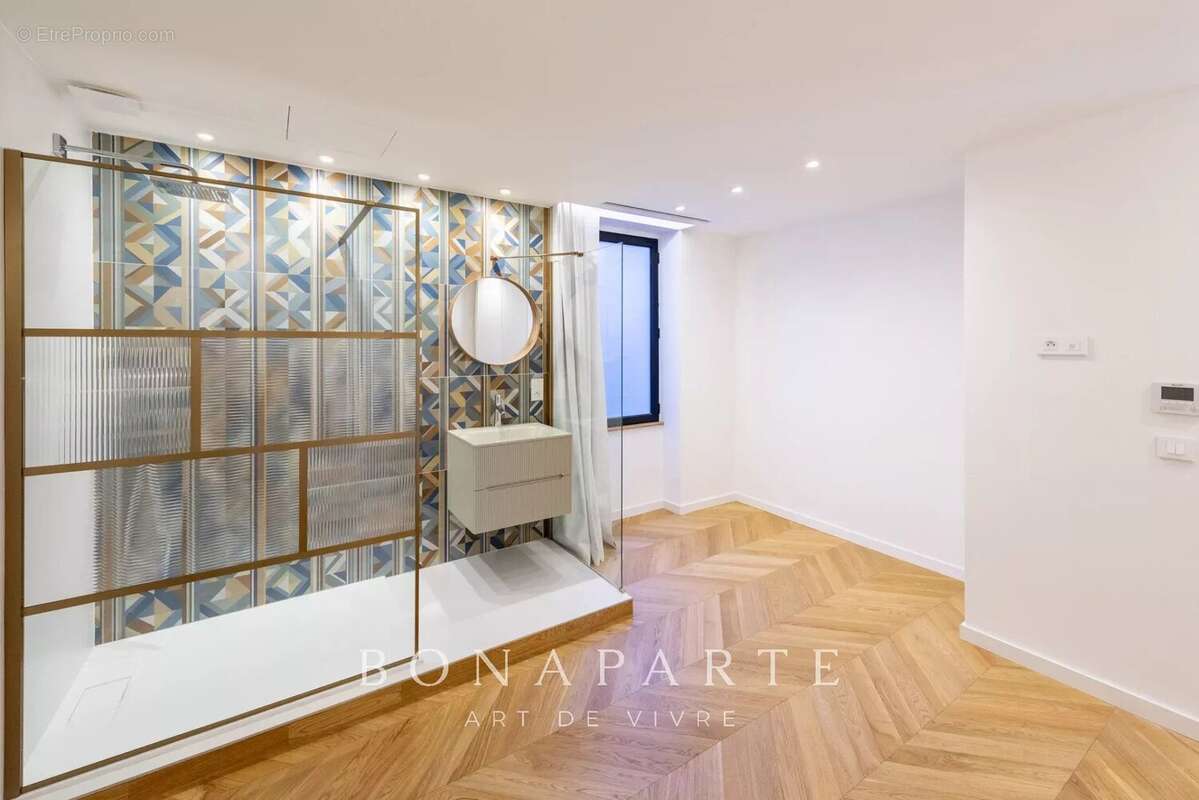 Magnifique cachet pour cet appartement T3 de 107m² situé en plein centre-ville à moins de 50m de la mer - photo 13