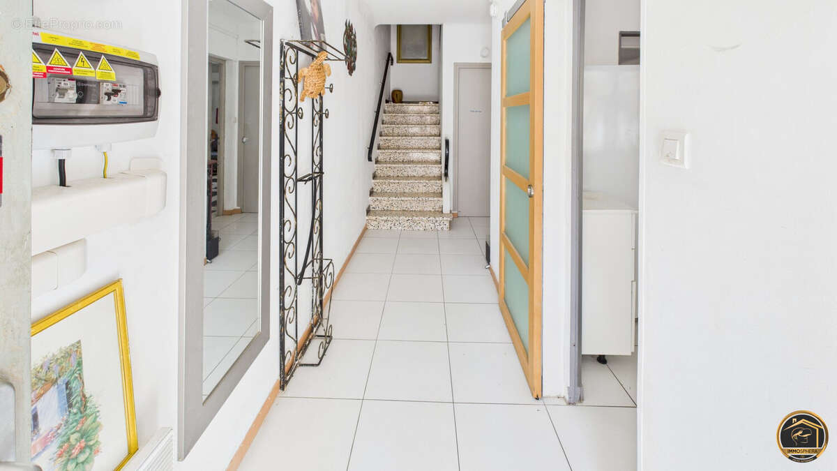 Entrée avant  - Maison à ROQUEFORT-DES-CORBIERES