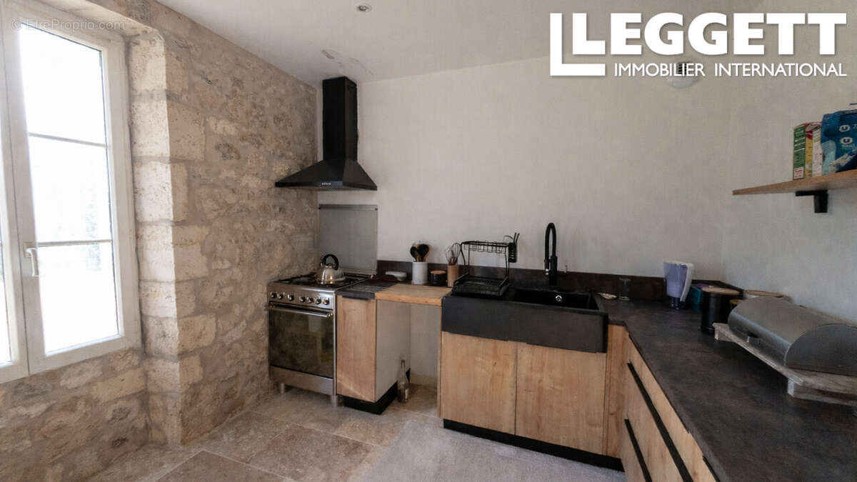 Maison à MONTMOREAU-SAINT-CYBARD