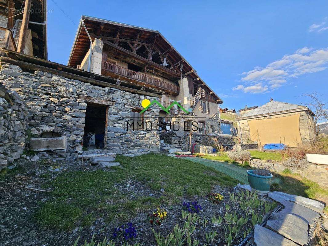Maison à LES CHAPELLES