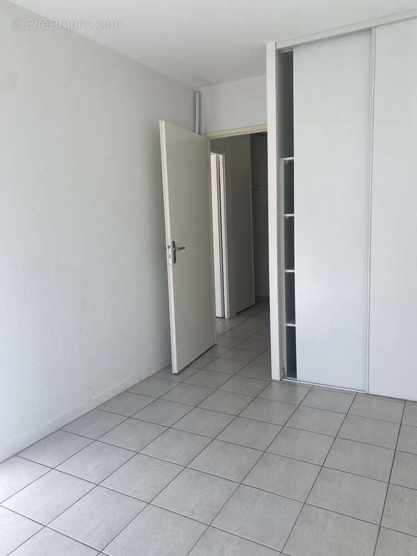 Chambre avec placard - Appartement à BEGLES