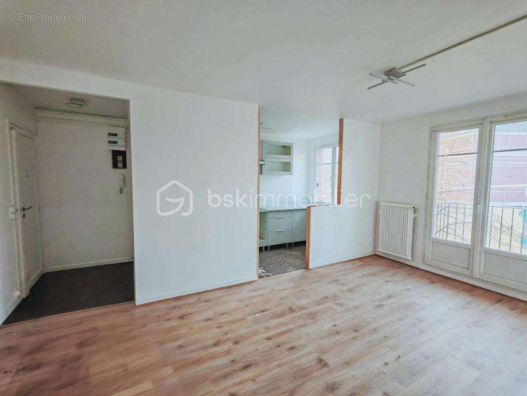 Superbe 3 pièces entièrement rénové avec balcon, ascenseur et vue dégagée - photo 2