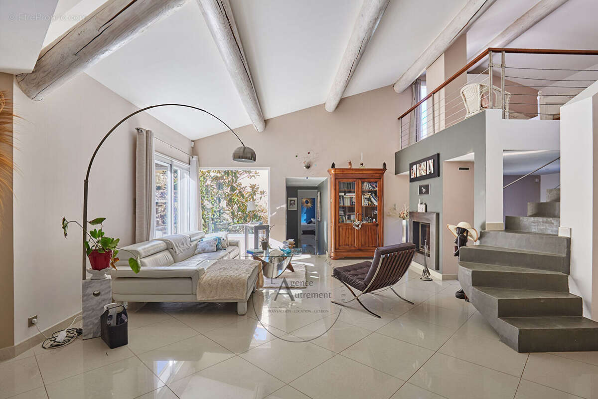 Maison 220 m² à Simiane-Collongue  - photo 4