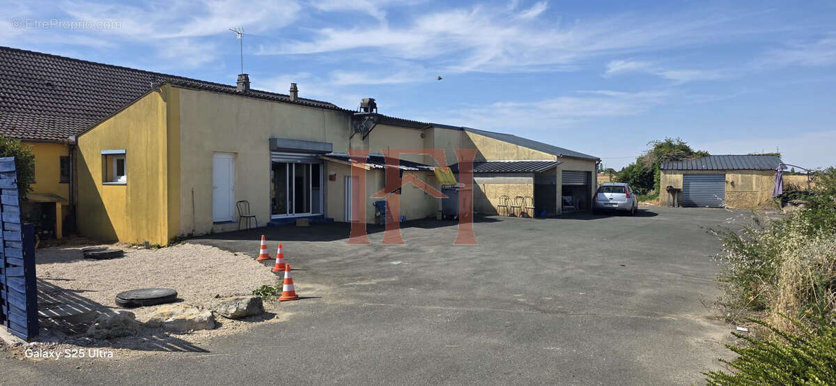 Mûrs commerciaux et fonds de commerce, avec son appartement - axe routier tours/chartres - photo 21
