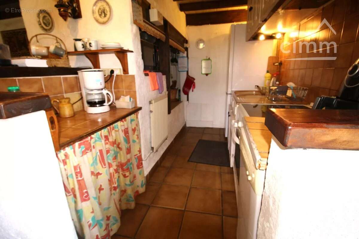 Grande maison en pierre avec un beau jardin et un garage carport - photo 3