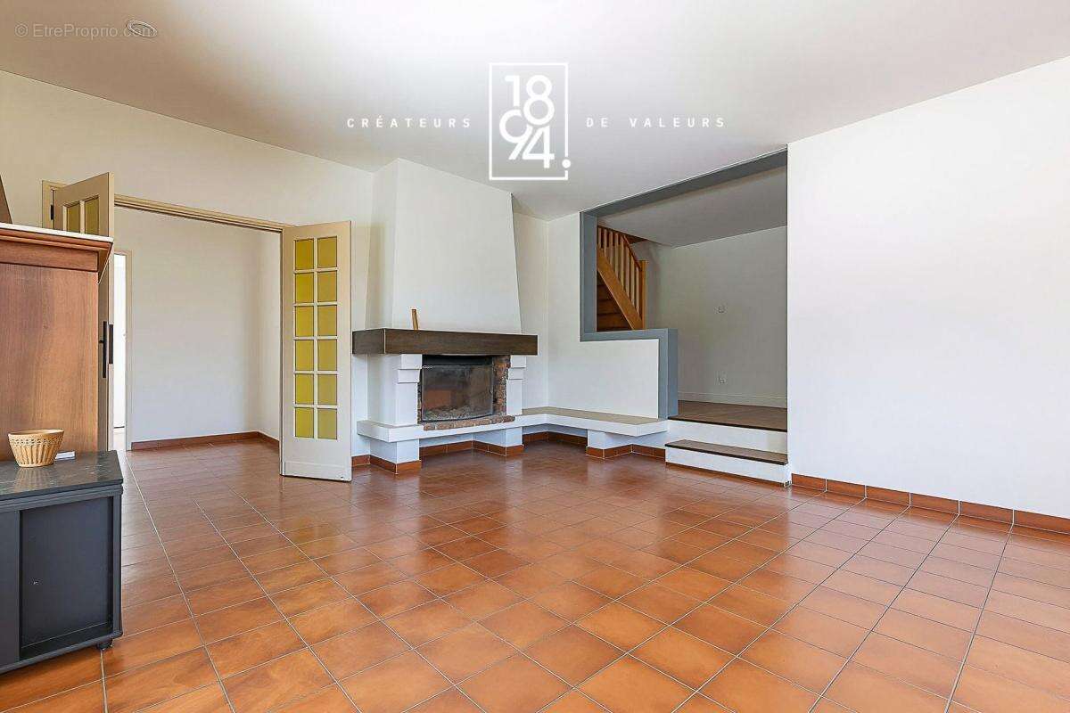 Maison familiale d'environ 160 m² avec piscine édifiée sur un terrain de 1 430 m² entre Eoures et Aubagne 13400 - photo 3