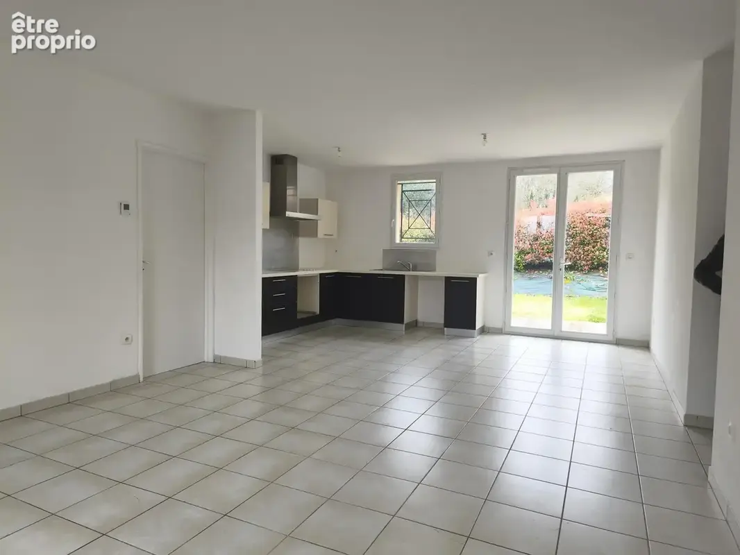 Maison de plain pied avec jardin et garage - photo 2