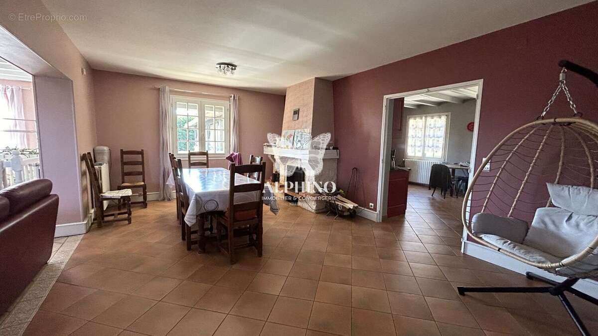 Maison à SAINT-MARTIAL-DE-VALETTE