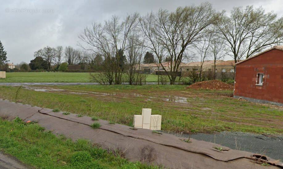 Terrain à LA CRECHE