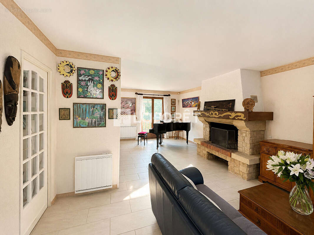 Aux portes du Vésinet, découvrez cette maison familiale offrant 5 chambres, une chambre de plain-pied et un espace indépendant. - photo 6