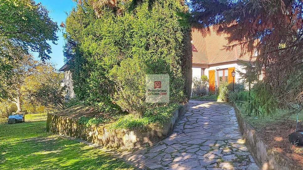 Maison à SAINT-PIERRE-DE-CHIGNAC