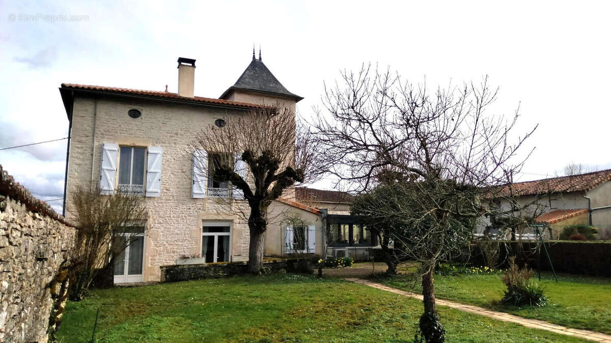 OVERVIEW - Maison à BARRO