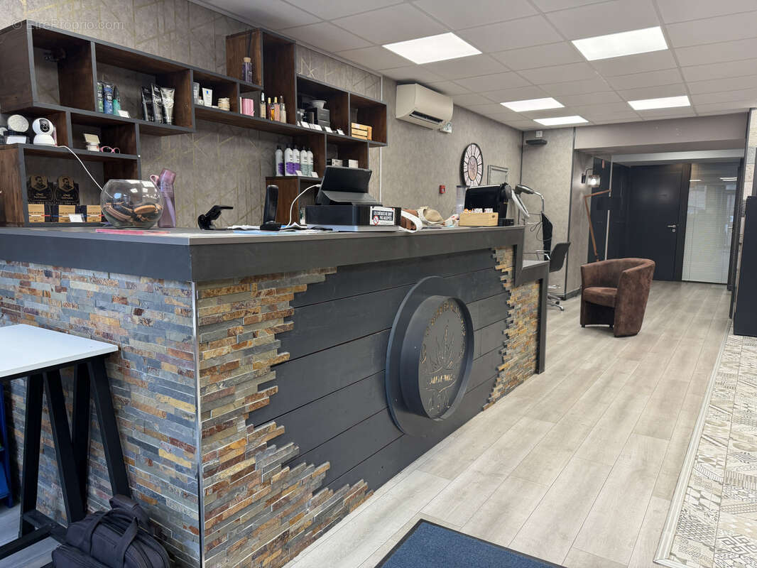 Salon de coiffure & barbier clé en main   emplacement no1 centre-ville tournus ou vente des actions : 23 000 € - photo 3