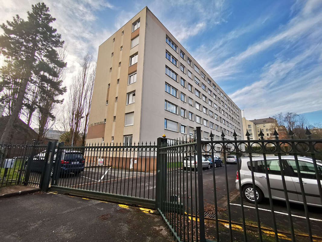 LILLE  Quartier Saint - Maurice Pellevoisin -  T3  67.09 m2  avec garage aérien et cave  . - photo 2