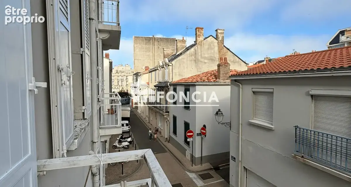 LES SABLES D'OLONNE - CENTRE REMBLAI ET PLAGE - Studio avec mezzanine et balcon dans immeuble de caractère - 50m de la plage - photo 3