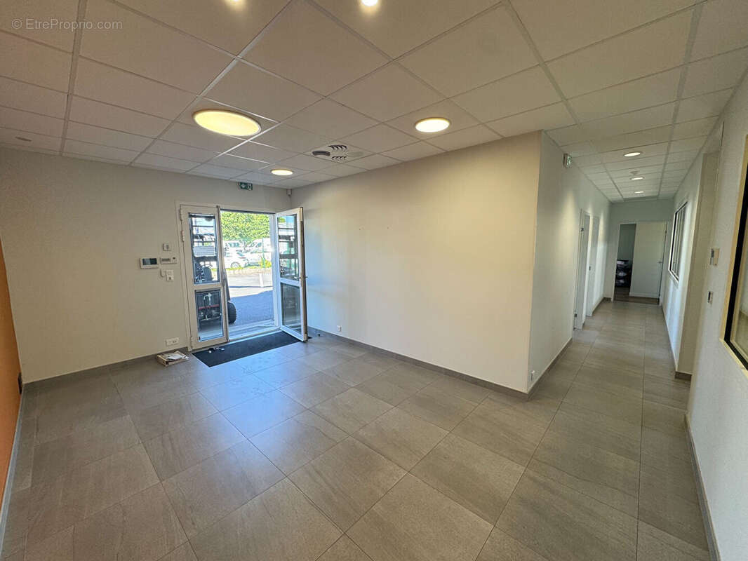 A VENDRE : Très beau Batiment d'activité 855 m2 (RDC 635 + étages 220) situé au NORD de NANTES - photo 2
