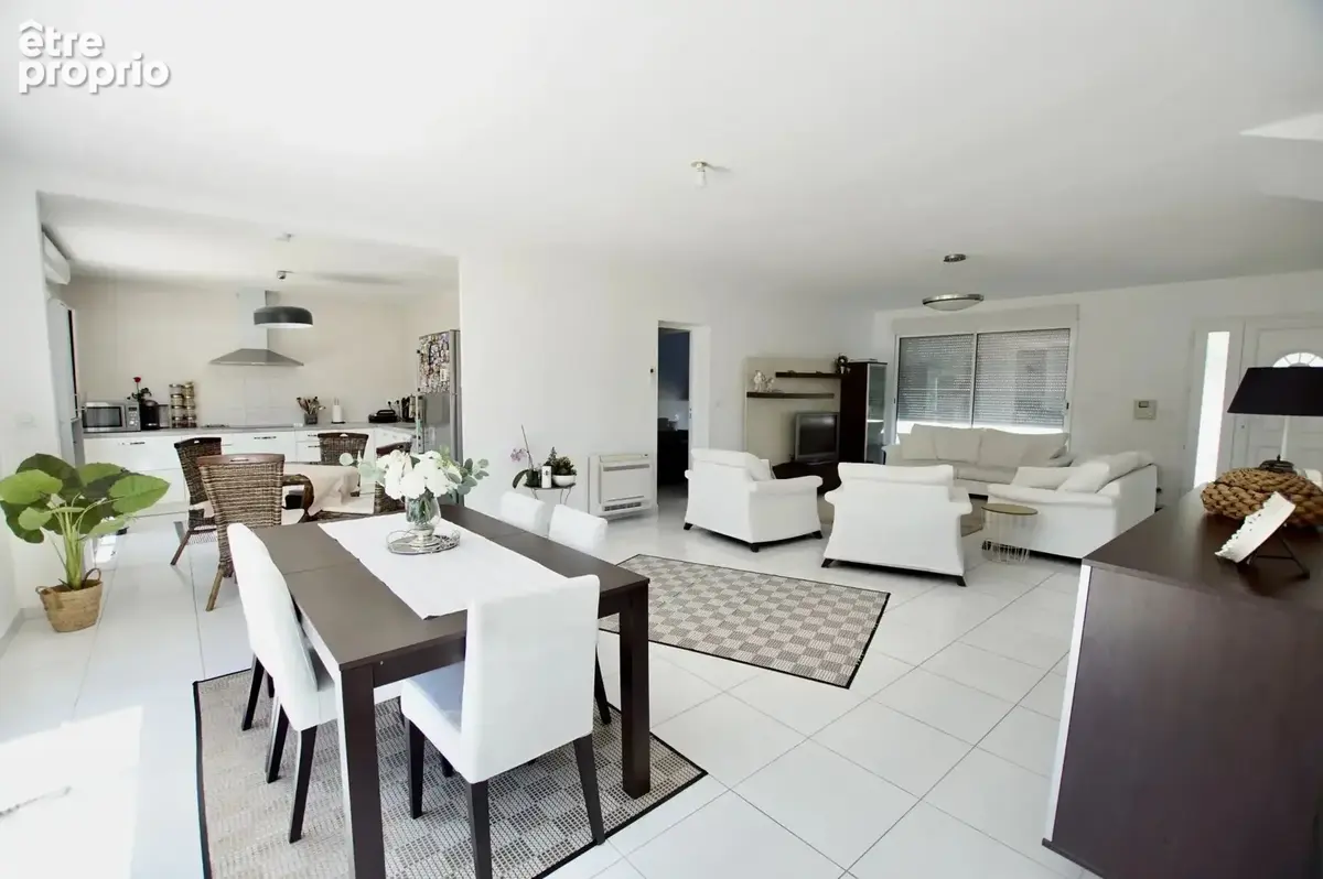 Maison 142 m² à La Salvetat-Saint-Gilles  - photo 2