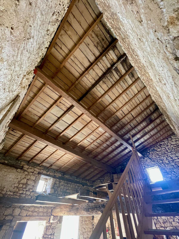 Bâtiment (ancienne maison) en cours de rénovation avec dépendances et parcelle attenante - photo 16
