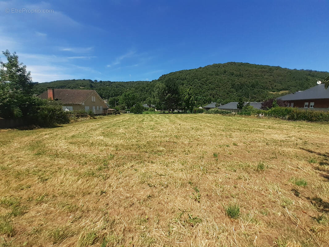 Terrain à SAINT-GENIEZ-D'OLT
