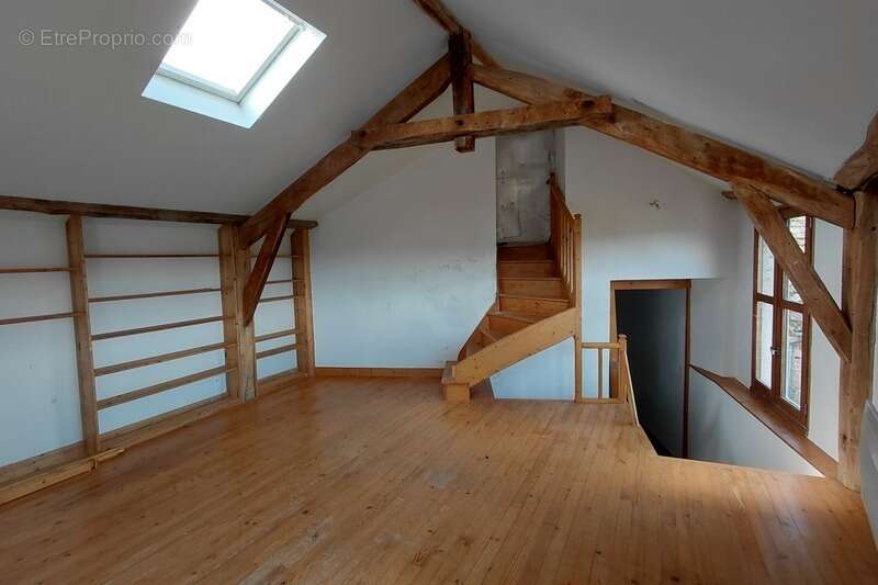 Grande maison rénovée de 220 m² avec atelier, terrasse panoramique et verger – Mourjou (Puycapel  cantal) - photo 8