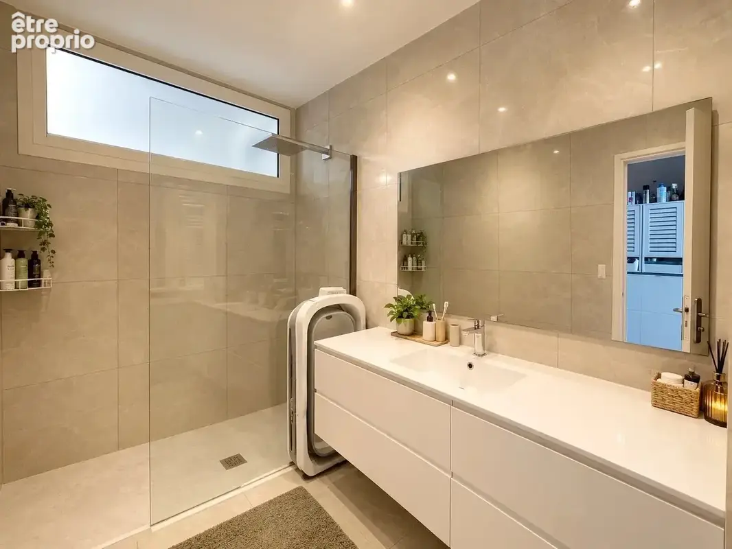 Appartement rénové avec vue mer panoramique, grande terrasse et stationnement - photo 9