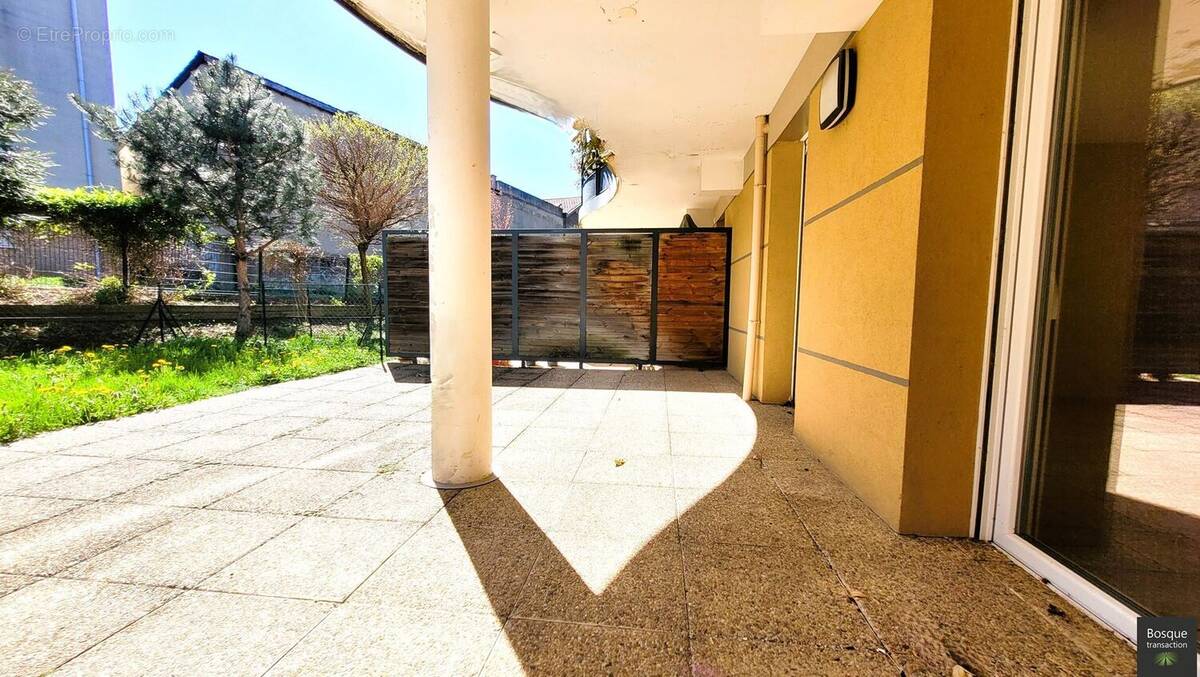 Appartement à SAINT-PRIEST-EN-JAREZ