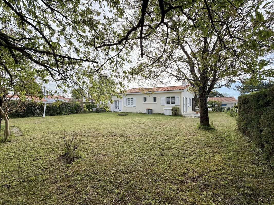 Jardin arrière - Maison à SAINT-HILAIRE-DE-RIEZ