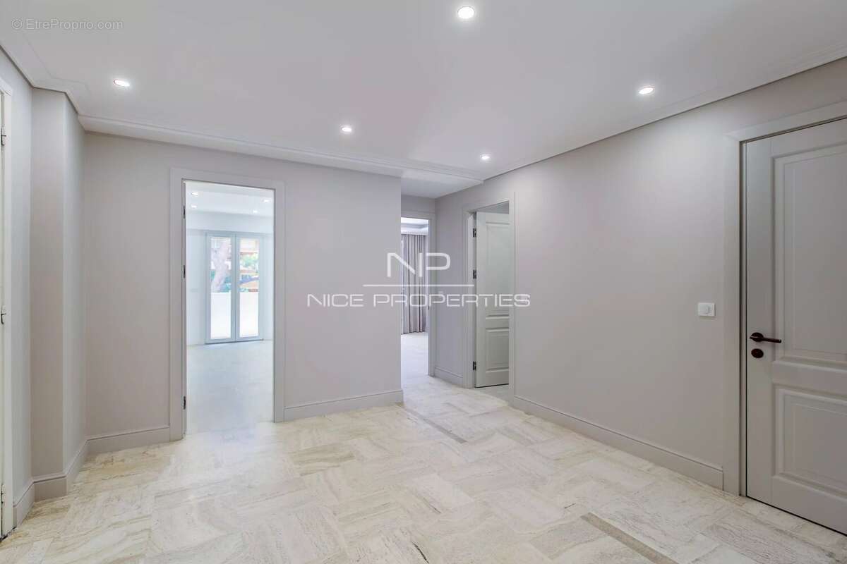 CAP D'AIL : Appartement 3 pièces avec terrasses, à rénover, dans résidence avec piscine et gardien - photo 9
