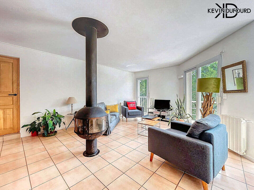 Maison à SAINT-ETIENNE-DE-FONTBELLON