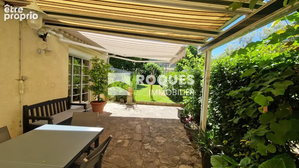 Lodève centre, maison de ville, sept pièces, 186 m2 habitables et jardin de 320 m2 - photo 6