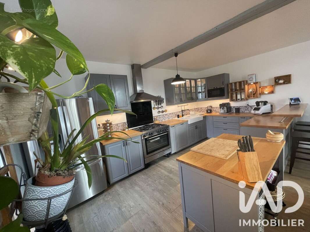 Maison 248 m² à La Brousse  - photo 7