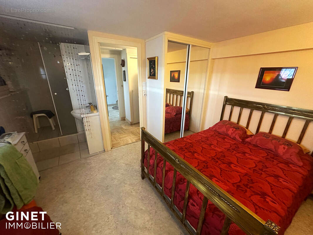 À Vendre : Maison 3 Chambres avec Vue Piscine et Garage à Riorges ! - photo 7