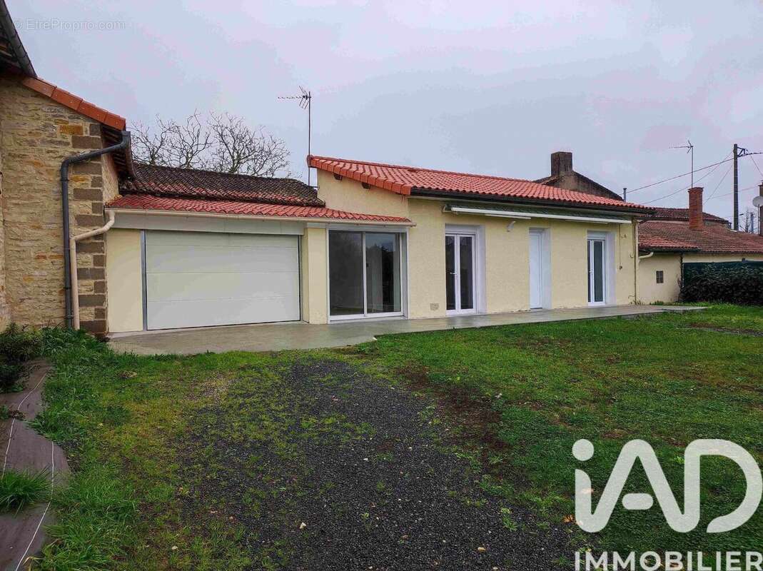 Maison 40 m² à Angliers  - photo 3