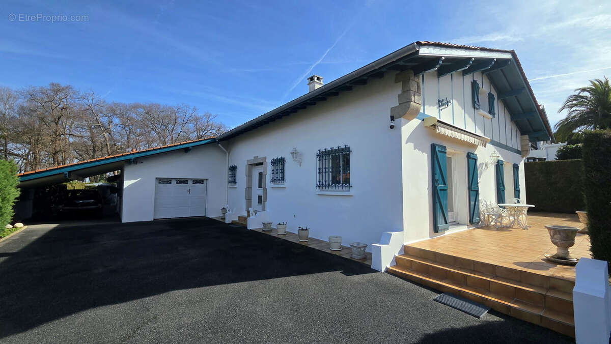 BIARRITZ   Villa 198 m2 T8   Piscine 10x5 - Pool House/Bar - Garage - Terrain 1 097 m2 - photo 2