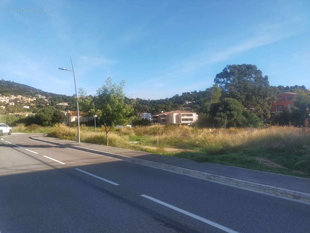 Terrain à BORMES-LES-MIMOSAS