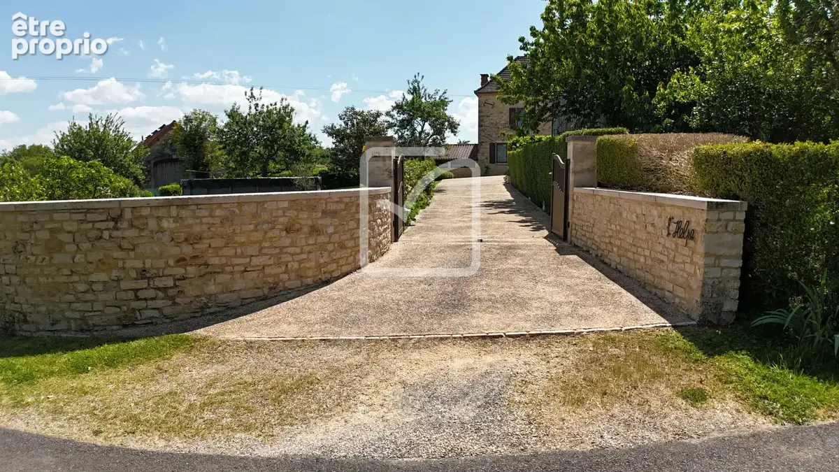 Grande maison familiale en pierre   Volumes, confort et potentiel à Gourdon - photo 2