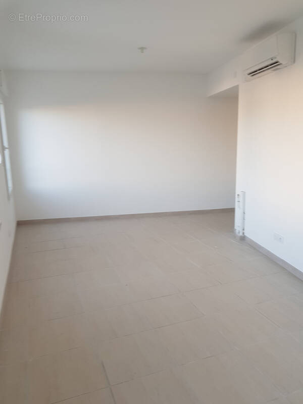 Commerce à SAINT-CYR-SUR-MER