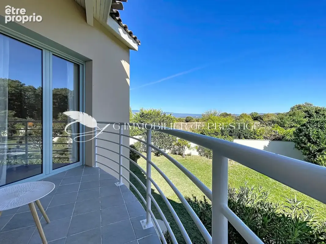 Une remarquable villa d’architecte et sa piscine baignée de soleil - photo 21