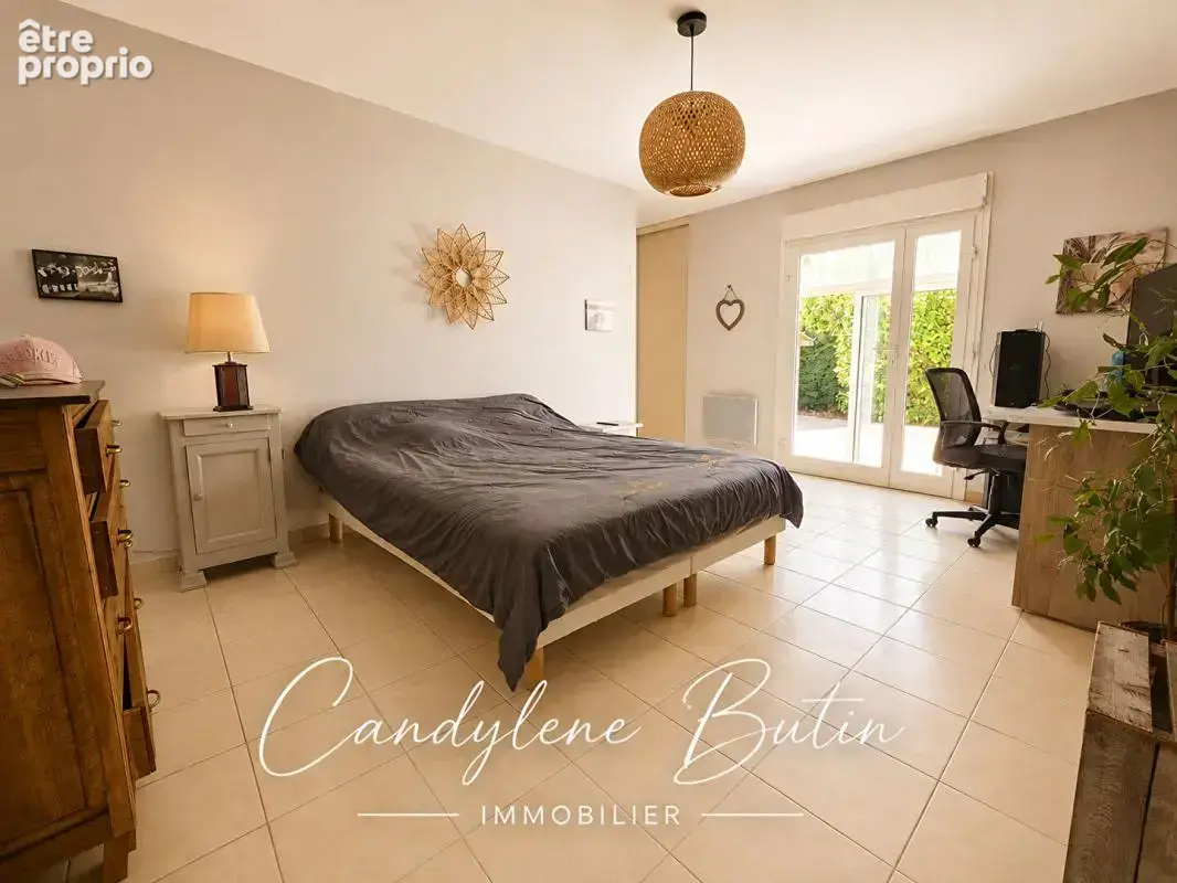 Villa de plain-pied , 164.7 m² ,4 chambres , 3 suites ?,piscine , terrain 1 025 m² - photo 15