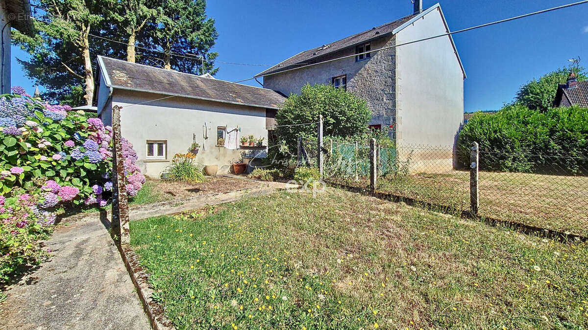 Maison à LA JONCHERE-SAINT-MAURICE