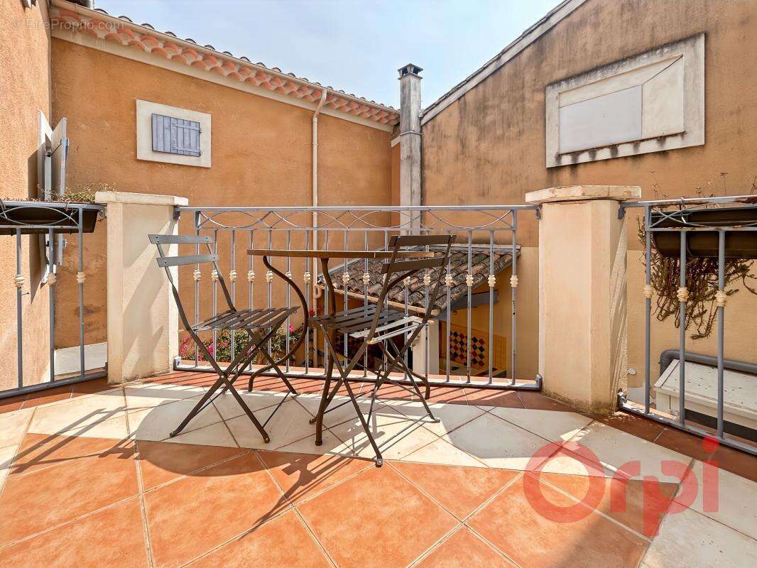 À Vendre : Authentique maison de ville avec patio, cour privative et stationnement - photo 10