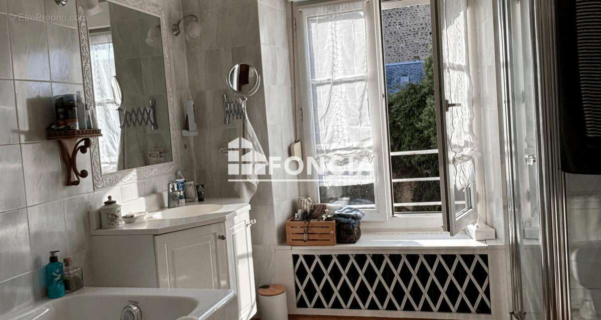 Maison à FRESNAY-SUR-SARTHE